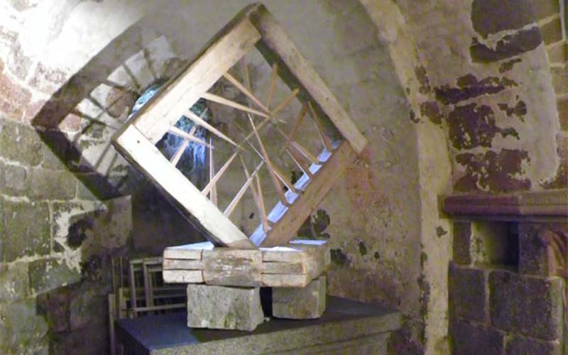 Ausstellungsobjekte in der Krypta der Prokop Basilika