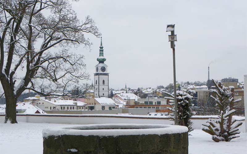 Blick zum Stadtturm von der Basilika