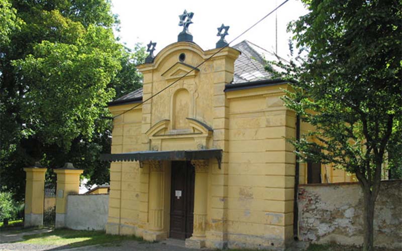 Eingang zum Jüdischen Friedhof in Třebič