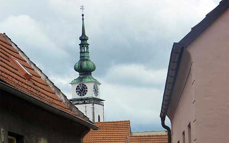 Blick zum Stadtturm von Třebič