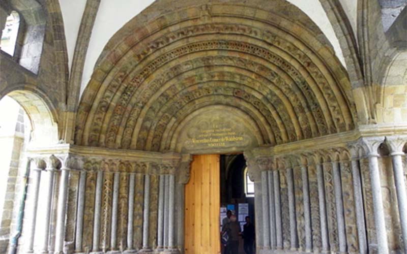 Das Haupttor der Basilika des Heiligen Prokop in Třebič