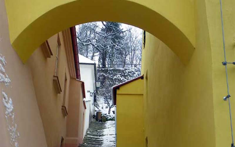 Ein Torbogen im jüdischen Viertel von Třebič