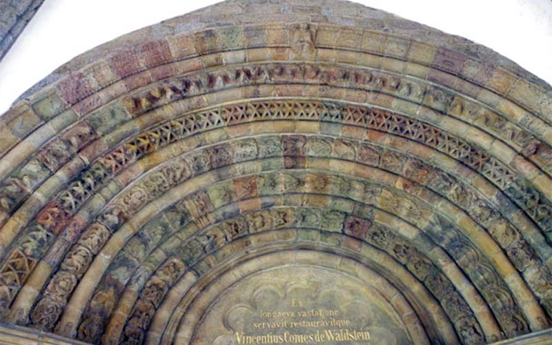 Der Torbogen der Kathedrale