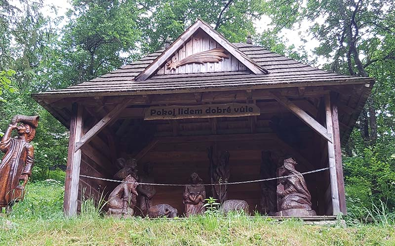 Die Holzkrippe oben am Hügel