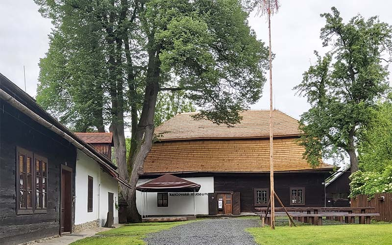 Blick zum Heimatmuseum von Velké Karlovice