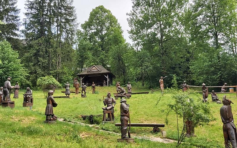 Die vielen Holzskulpturen auf dem Weg zur Holzkrippe