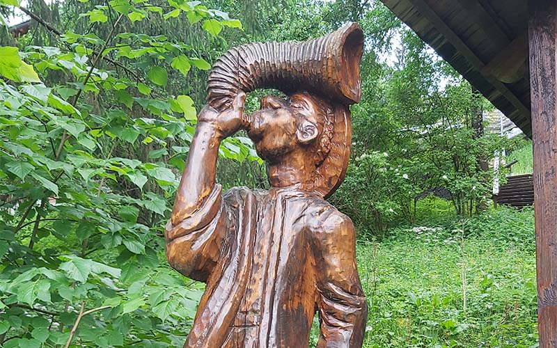 Holzstatue bei der Kapelle des Heiligen Hubertus