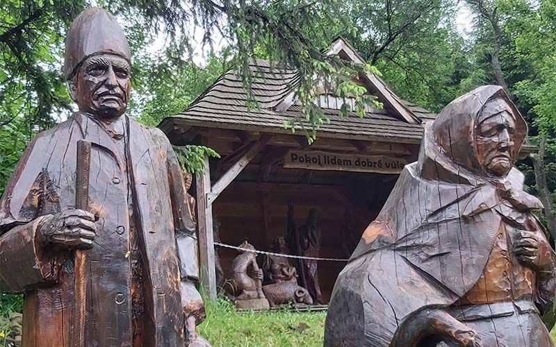 Holzskulpturen bei der Kapelle