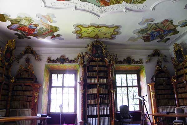 In der Bibliothek des Stifts