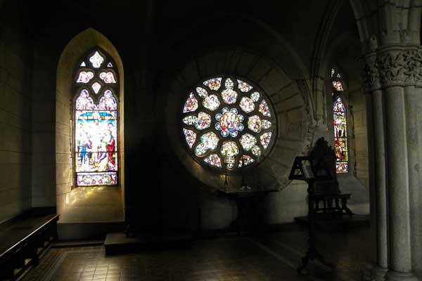 Blick auf die Fenster im Kapitelsaal 