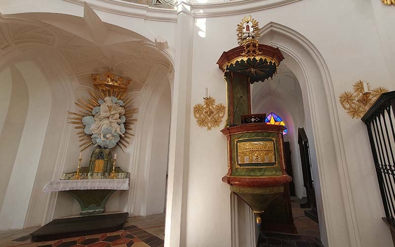 Die Kanzel der Kirche des Heiligen Nepomuk