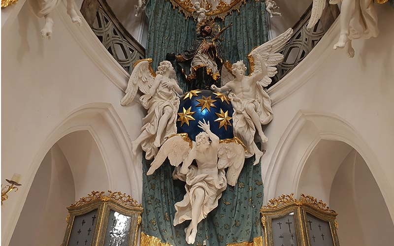 Blick zur Erdkugel am Hauptaltar