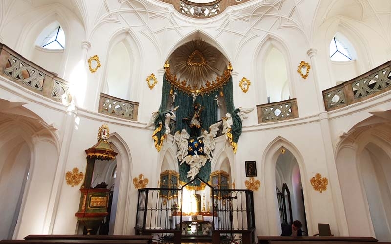 Blick auf den Hauptaltar der Kirche