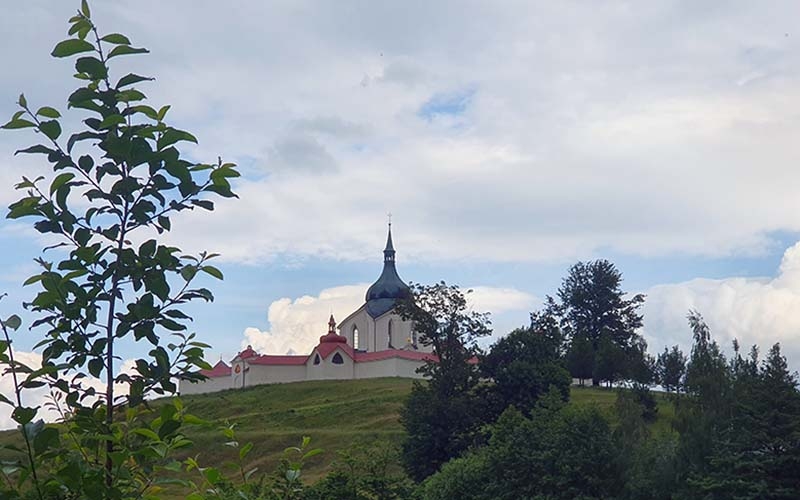 Blick zur Kirche am Zelena Hora