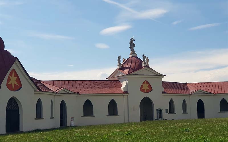 Blick zum Kreuzgang der Wallfahrtskirche