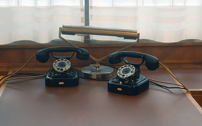 Die Telefone im berühmten Aufzug-Büro