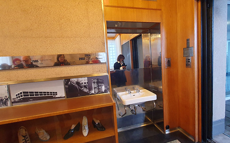 Im Aufzug gab es sogar ein Waschbecken