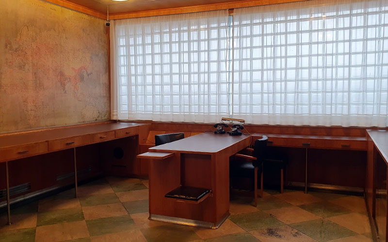 Der Schreibtisch im Büro im Aufzug