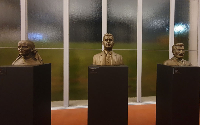 Die Büsten der drei Geschwister, die das Unternehmen gründeten