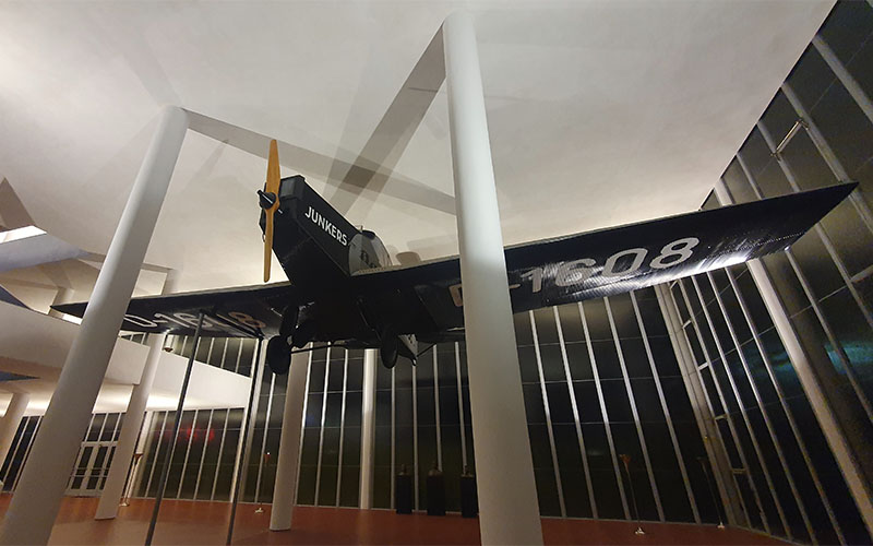 Die Leere des Memorials und der Flieger