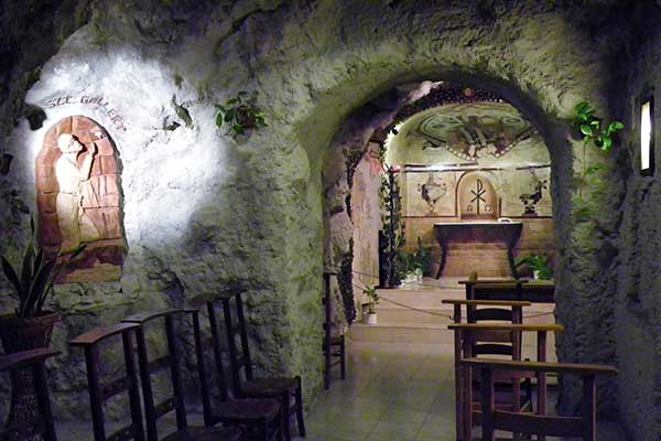Im Inneren der Felsenkirche