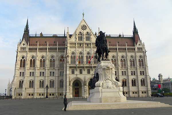 Das Andrássy-Denkmal vor dem ungarischen Parlament (es ist ein Seitenteil! nicht die Hauptfront)