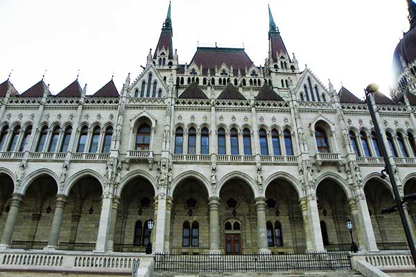 Die Arkaden des Parlaments in Budapest