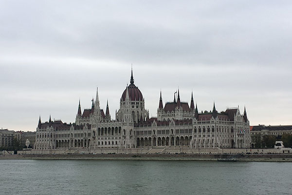 Das ungarische Parlament vom gegenberliegenden Donauufer gesehen