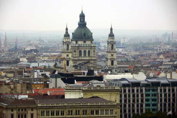 Blick auf die Stephanskirche in Budapest