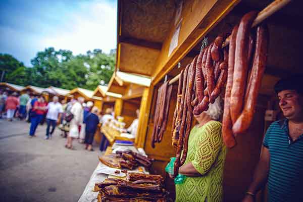 Ungarische Spezialitäten am Bauernmarkt (Foto © Tourinfo Bük)