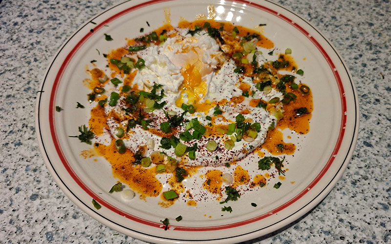 Çilbir – Pochierte Eier auf Joghurt