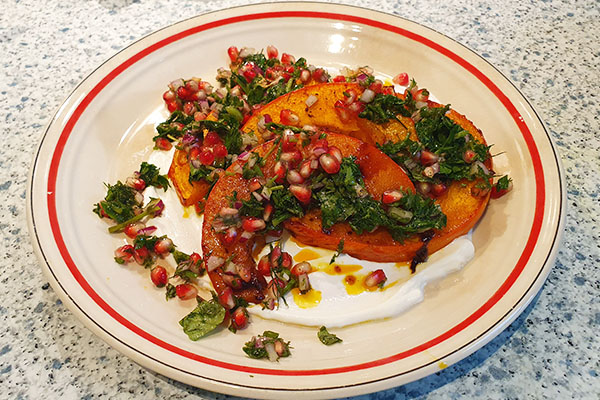 Geröstete Kürbisspalten mit Joghurt und Salsa