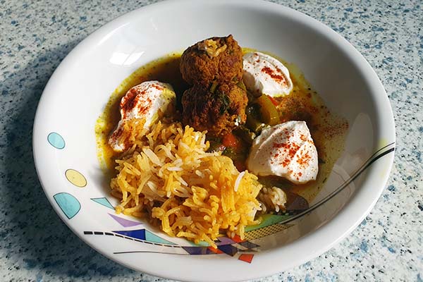 Goosht Ghelgheli-saftige Hackfleischbällchen gekocht in einem Tomaten-Paprika-Kurkuma-Sud