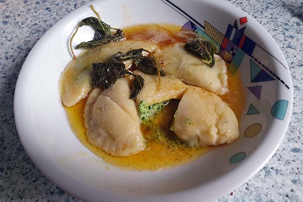 Bärlauchtaschen mit Nussbutter