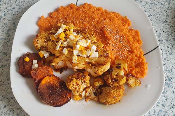 Gebratener Blumenkohl mit Süßkartoffelpüree