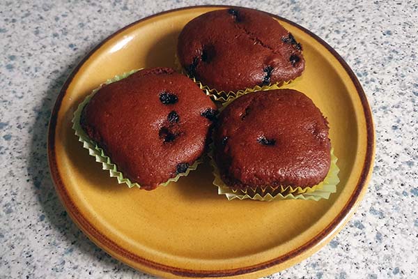 Bananen-Schoko-Muffins mit Heidelbeeren