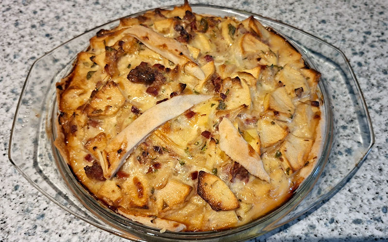 Zwiebelkuchen mit Apfel und Speck