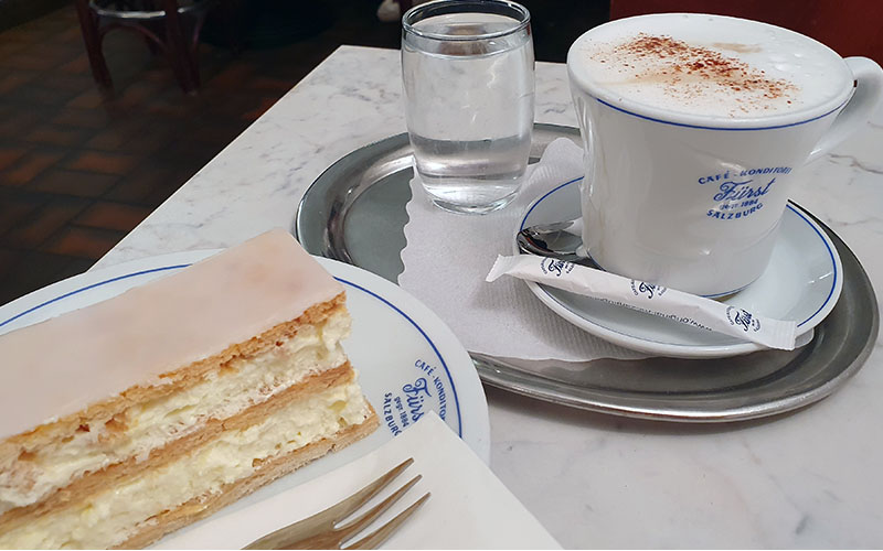 Cremeschnitte mit Melange beim Fürst