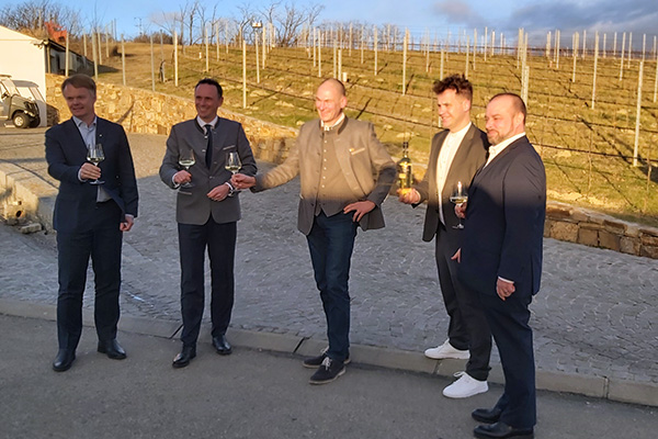 Landesrat Jochen Danninger, Michael Duscher, NÖ-Werbung und Hannes Steinacker vom Weinviertel Tourismus vor der Weingalerie Hagn