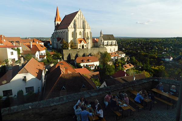 Von der Terrasse aus hat man eine wunderschöne Aussicht auf die Nikolauskirche