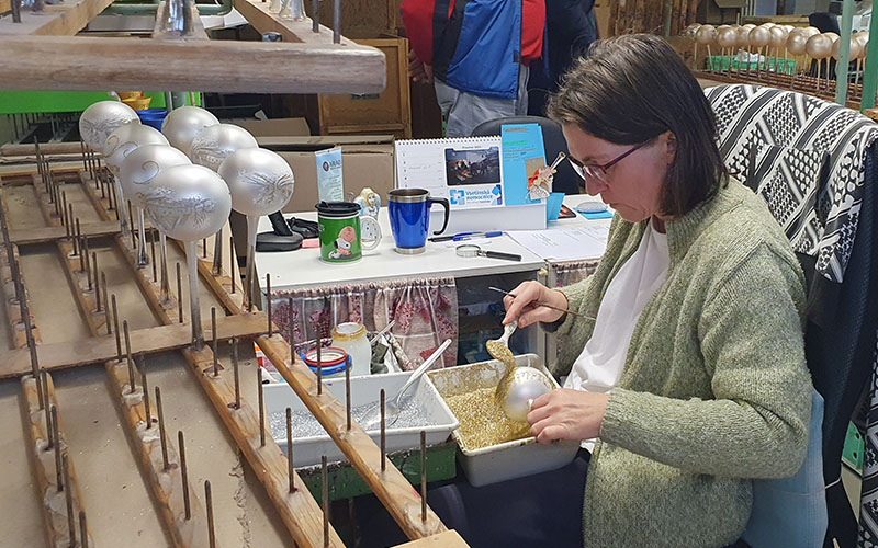 Der Glitzer hält an den mit Kleber bemalten Stellen