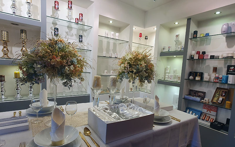 Kunstvolle Dekorationen im Schauraum