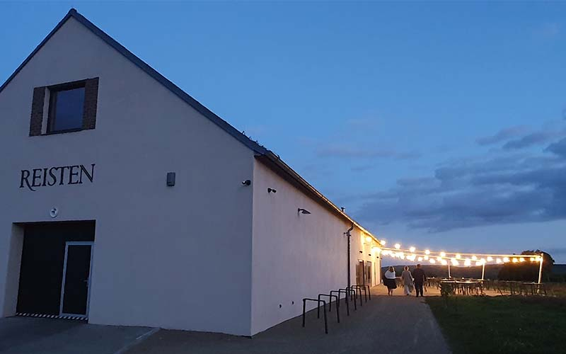 Blick zur Terrasse des Weinguts Reisten am Abend