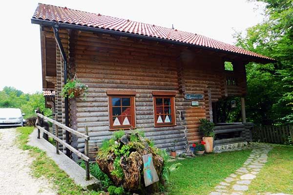 Im Kamp Koren kann man auch ein Holzhaus zur Übernachtung mieten