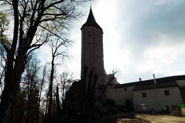 Mystisch grüßt der mächtige Turm die Besucher von Burg Rosenstein