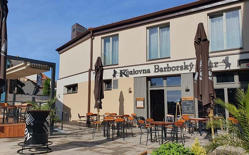 Blick zum Restaurant des Hotels Barborský Dvůr und der Terrasse