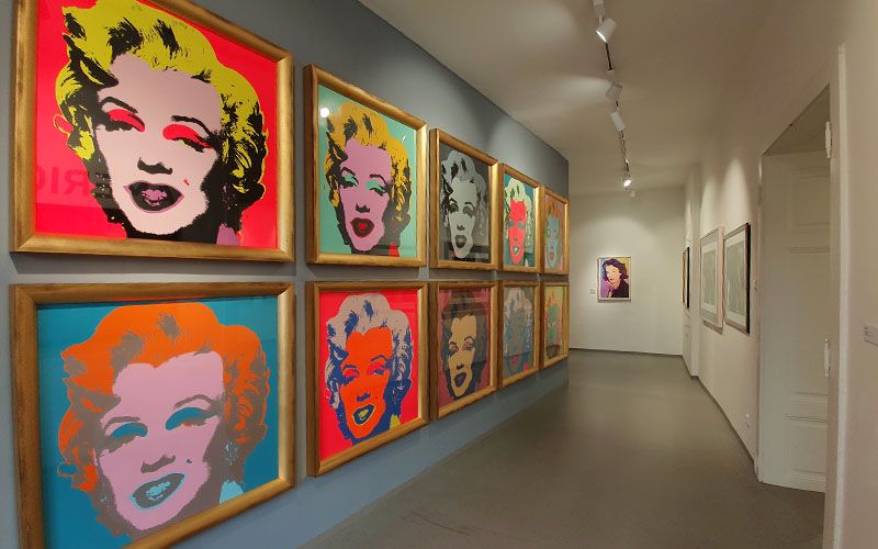 Andy Warhol und Salvador Dali in der Central Gallery in Prag