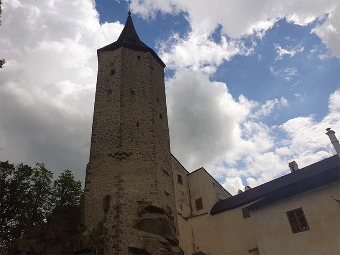 Mystisch grüßt der mächtige Turm die Besucher von Burg Rosenstein