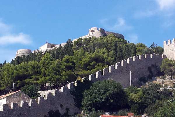 Blick auf Burg und Stadtmauer der Stadt Hvar