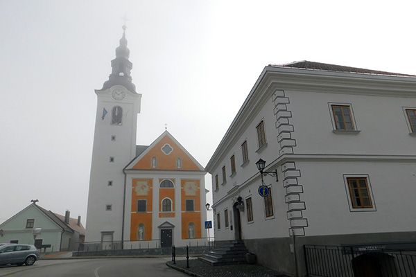 Blick auf die Kirche und das Museum in Semič 